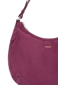 Burgunderrote Wildleder-Handtasche mit geschwungenem Design, goldenen Hardware-Akzenten und Reißverschluss. Verfügt über einen verstellbaren Riemen für Vielseitigkeit.