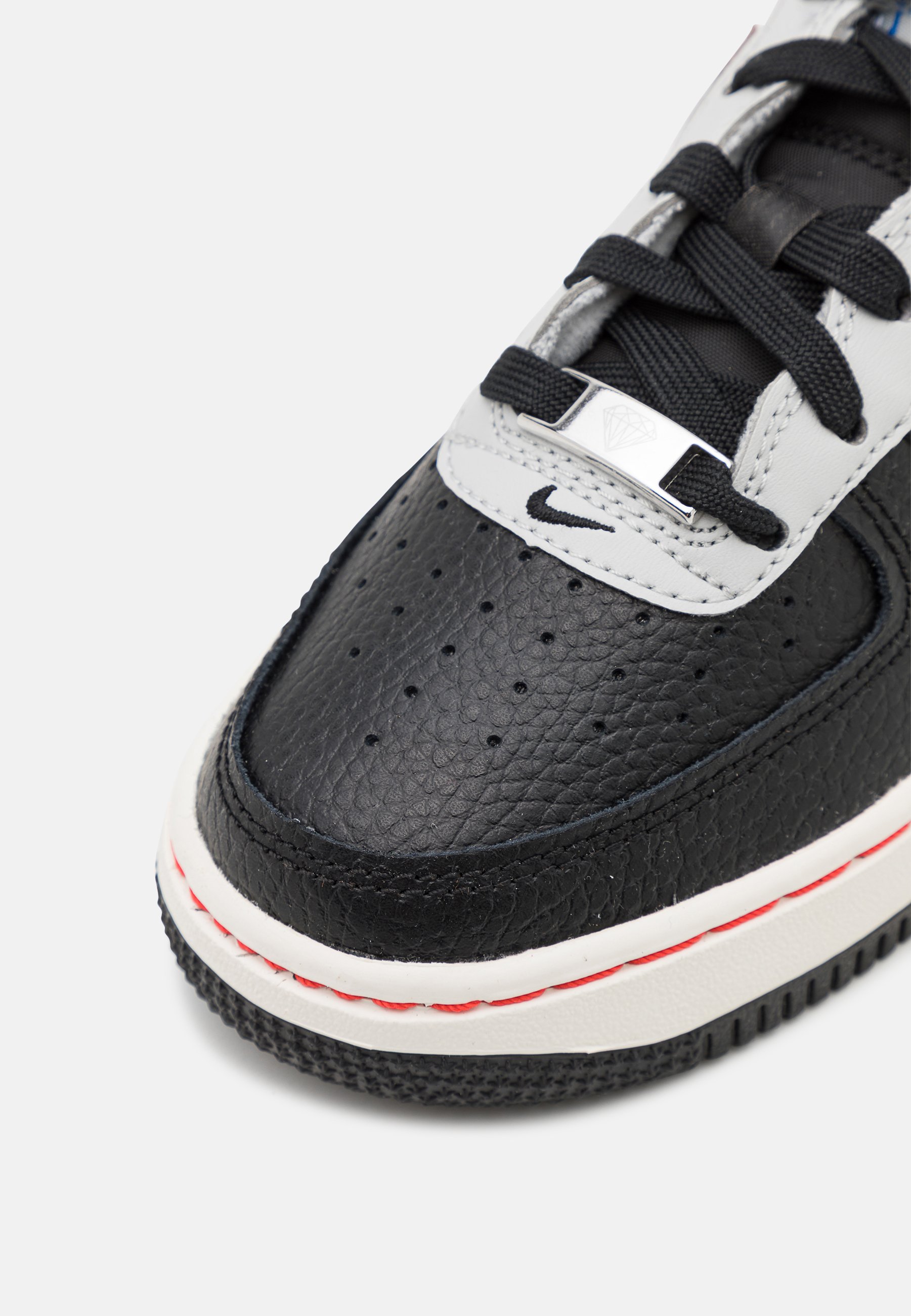 Nike Sportswear AIR FORCE 1 LV8 EMB - Zapatillas - black/chile red/grey  fog/sail/negro - Zalando.es