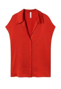 Chemise rouge à manches courtes avec un col élégant, fabriquée en tissu texturé, présentant un ourlet droit et sans motifs.