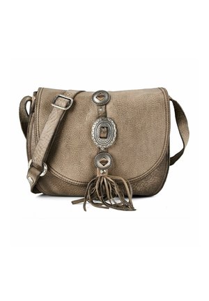 Bolso cruzado de cuero marrón con correa ajustable, detalles decorativos de metal plateado y adorno de borlas en la solapa frontal.