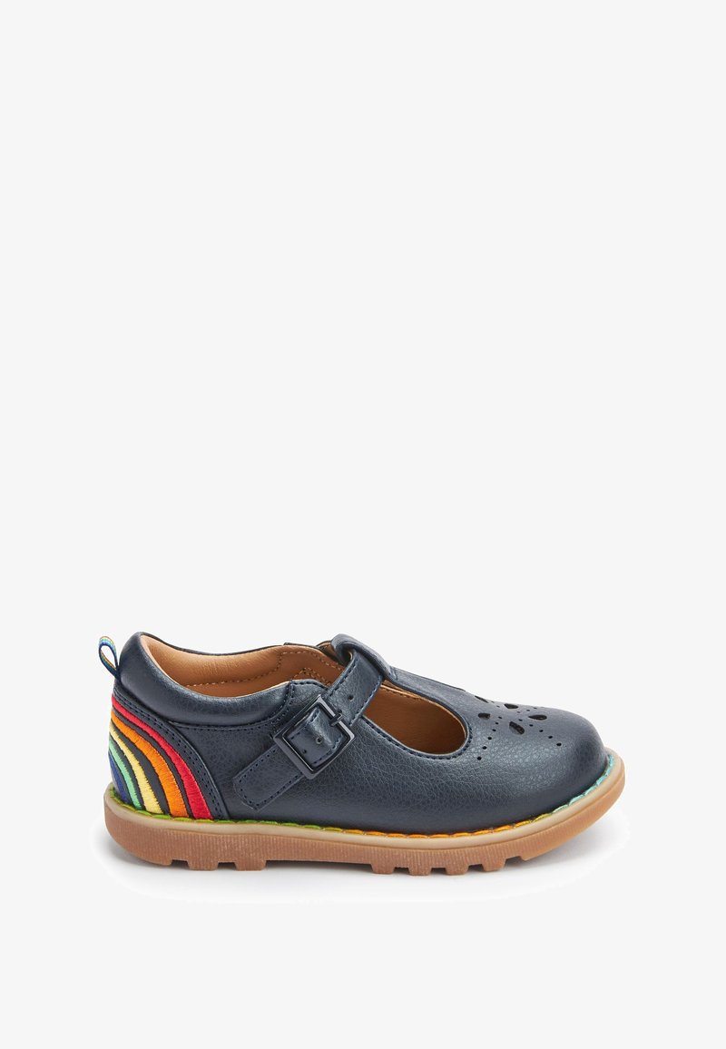 Chaussure Mary Jane en cuir bleu marine avec bride à boucle, design perforé sur l\'orteil, semelle couleur beige et détail rayé arc-en-ciel sur le talon.