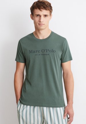 Groene katoenen T-shirt met korte mouwen en een ronde hals. Voorkant tekst "Marc O'Polo EST. IN STOCKHOLM" in donkere letters.
