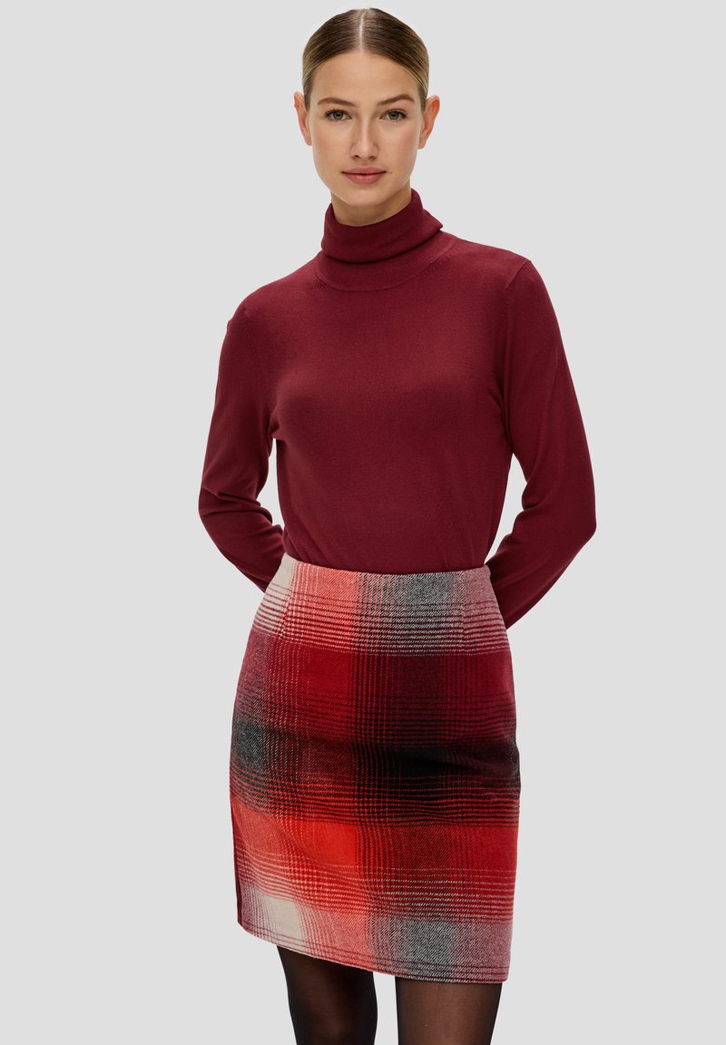 Bordeauxfarbener Rollkragenpullover kombiniert mit einem knielangen karierten Rock in Rot-, Grau- und Schwarztönen. Glatte Textur mit tailliertem Design.