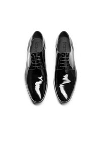 Scarpe da uomo in vernice nera con una finitura liscia e lucida. Presentano un classico design con lacci e una forma della punta leggermente appuntita.
