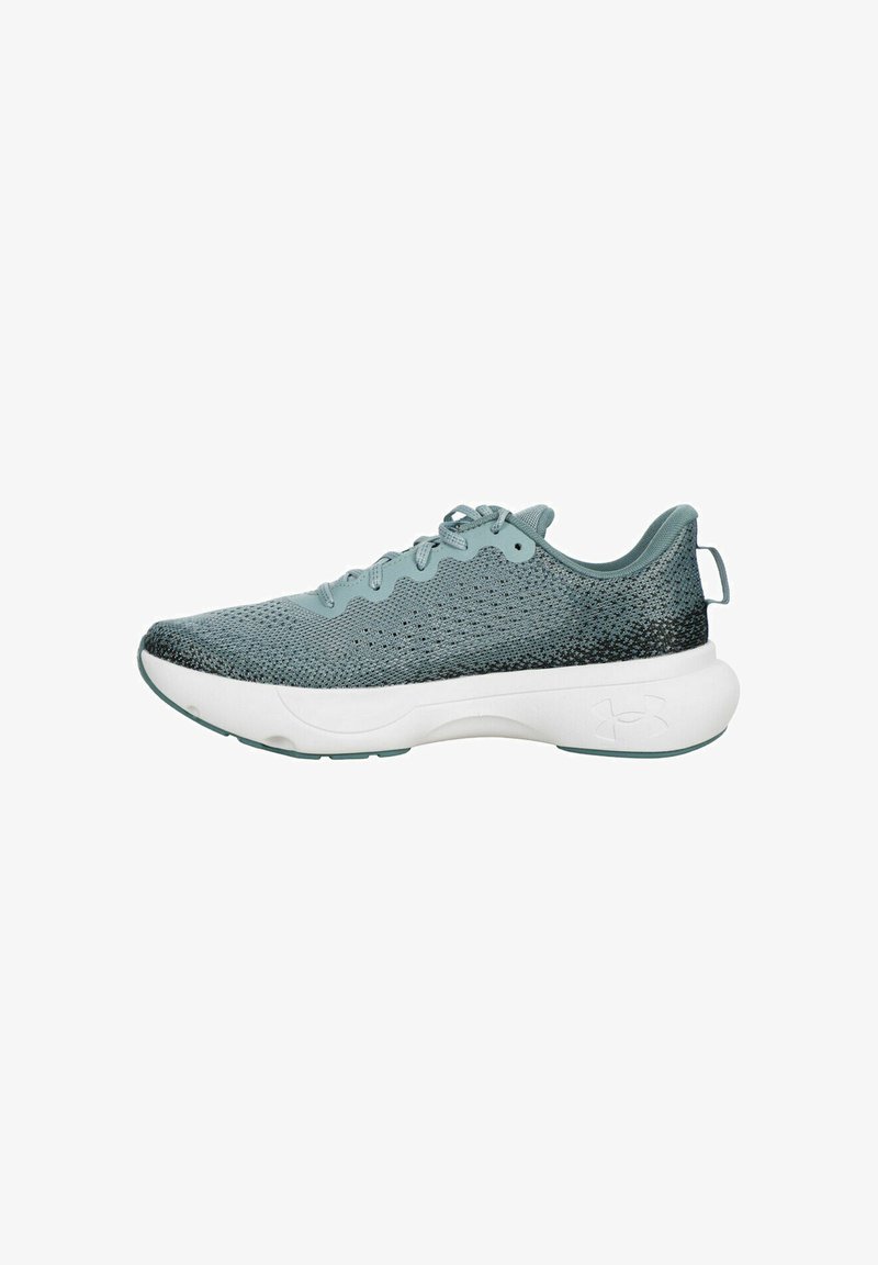Zapatillas deportivas de color azul claro con parte superior de malla, puntera redondeada y suela blanca. Presentan un patrón texturizado y una lengüeta en la parte posterior.