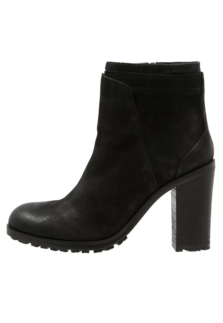 Bottine en daim noir avec un bout arrondi, un talon bloc haut, une semelle texturée et des détails de couture minimalistes le long de l'empeigne.