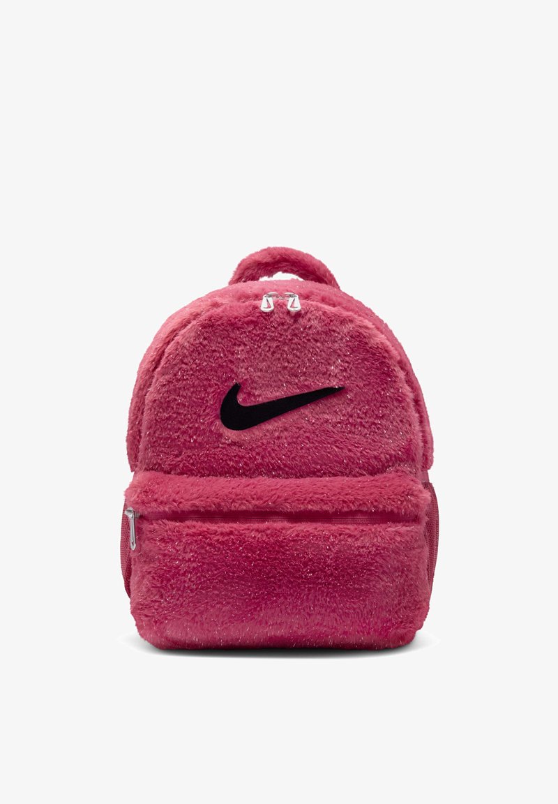 Sac à dos rose pelucheux avec poche zippée à l'avant et logo Nike Swoosh noir au centre avant.
