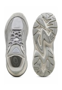 Sneaker grigie caratterizzate da un mix di materiali testurizzati, tra cui scamosciato e rete, con una suola distintiva curvata e un design del battistrada decorato.
