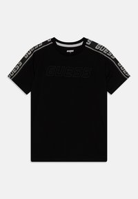 Svart bomull T-skjorte med korte ermer, med en teksturert «GUESS»-logo i en preget stil på forsiden og kontrasterende logoaksenter på skuldrene.