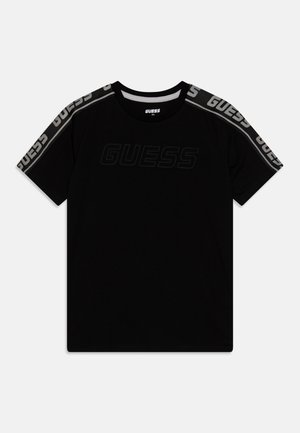 Čierne bavlnené tričko s krátkym rukávom, s textúrovaným logom "GUESS" v embosovanom štýle na prednej strane a kontrastnými akcentmi loga na pleciach.