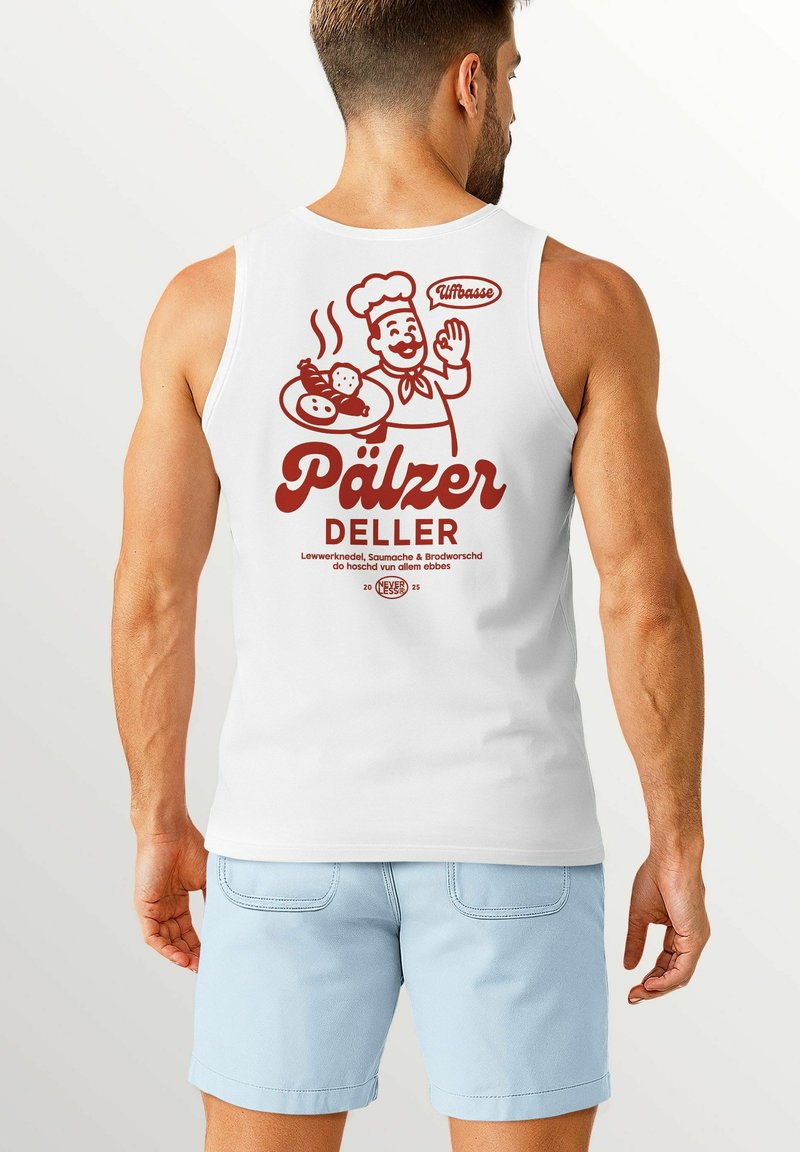 Weißes Tanktop mit rotem Grafikdruck eines Kochs, der einen Teller mit Essen hält, sowie dem Text "Pälzer Deller." Das Material scheint leicht und atmungsaktiv zu sein.