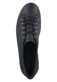 Sneaker in pelle blu navy con punta tonda, lacci neri e occhielli metallici. Presenta un logo del marchio sul lato e una parte superiore testurizzata.