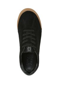 Sneaker nera con tomaia in suede, punta rotonda, lacci neri e suola in gomma marrone a contrasto. Le finiture testurizzate mettono in evidenza il design.