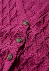 Cardigan magenta lavorato a maglia con un motivo a diamante testurizzato, scollo a V e due bottoni tondi marroni con fili viola.