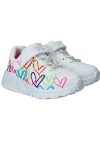 Zapatillas blancas con diseños de corazones coloridos en rosa, azul, verde y naranja. Cuentan con una correa de velcro y detalles perforados en la puntera.
