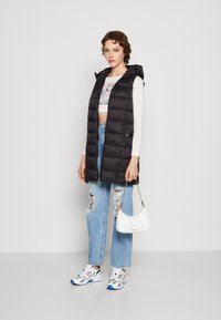 JDY JDYZULU LONG HOOD NEW - Veste sans manches - black