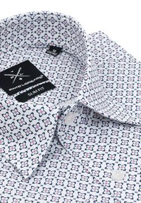 Biała koszula slim-fit z geometrycznym wzorem w niebieskie i czerwone kształty, z sztywnym kołnierzykiem i białymi guzikami. Etykieta marki widoczna wewnątrz kołnierza.