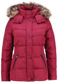 Giacca trapuntata rossa con cappuccio foderato in pelliccia, bottoni a pressione e tasche laterali con zip. Il design presenta una texture imbottita per il calore.