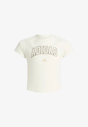 Camiseta blanca de manga corta Adidas con textura acanalada y letras en negrita del logo de Adidas en negro sobre el pecho.