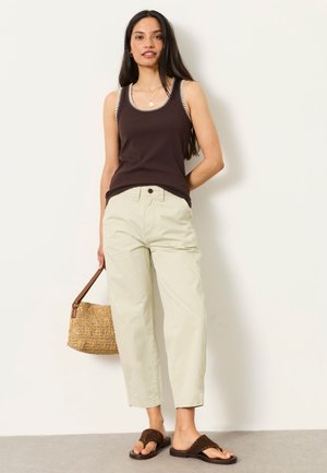 FatFace, REGULAR FIT - TAPERED CHINO TROUSER  . - Nohavice chinos - ivory