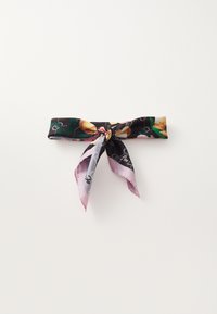 Foulard in seta con base nera caratterizzato da stampe floreali colorate e testo in scrittura. Le estremità sono legate a fiocco, mostrando una texture morbida.