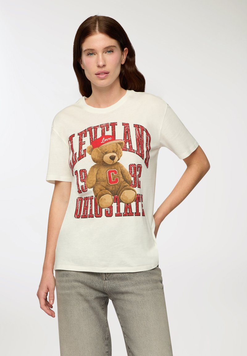 Biała koszulka z grafiką przedstawiającą misia w czerwonej czapce z napisem "Love" oraz wyraźnym czerwonym nadrukiem "Cleveland" i "Ohio State".