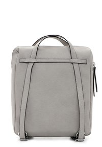 Sac à dos en cuir gris de forme rectangulaire, avec deux poignées et des sangles réglables. Présente une surface texturée et des détails de couture subtils.