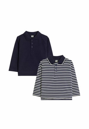 Due polo shirt a maniche lunghe: uno di colore blu uniforme con tre bottoni, l'altro a righe blu e bianche con tre bottoni e colletto.