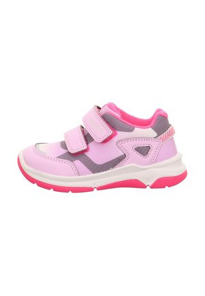 Sportliche Sneakers in Hellrosa mit grauen Akzenten, ausgestattet mit zwei Klettverschlüssen, einem gepolsterten Schaft und einer weißen Sohle mit rosafarbenen Details.