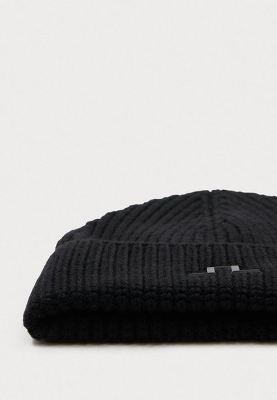 Gorro de punto negro con textura acanalada y un puño doblado. Presenta un pequeño acento de logo metálico en la parte delantera. Tamaño estándar para adultos.
