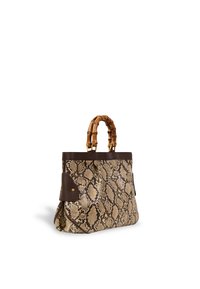 Håndtaske med brun slangeskinds mønster, mørkebrune læderdetaljer og bambusstil-håndtag på hvid baggrund.