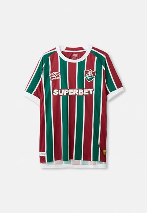 Camiseta de fútbol de rayas verticales rojas y verdes con cuello blanco. Presenta el logo de "SUPERBET" y el emblema de Umbro en el frente. Tejido ligero.