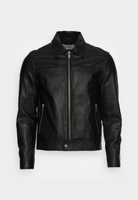 Giacca in pelle nera con zip frontale, due tasche laterali con zip, colletto a punta e dettaglio con bottone a pressione all'orlo.