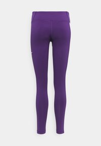 Lila leggings gjorda av stretchigt tyg, med hög midja. Designen är figurnära med sömlös konstruktion och en subtil logotyp.