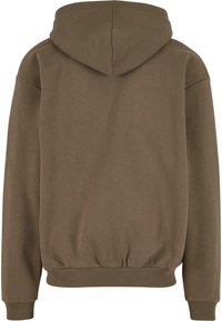 Sweat-shirt à capuche vert olive, fabriqué en matériau doux. Il présente un ourlet et des poignets à côtes, avec une coupe décontractée et un design minimaliste.