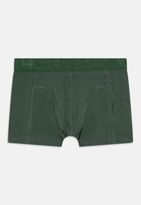 Grønne bomullsboxere med en teksturert elastisk midjebånd som viser "BJÖRN BORG" i en mørkere grønnfarge. Har en tettsittende passform og funksjonell spenne.