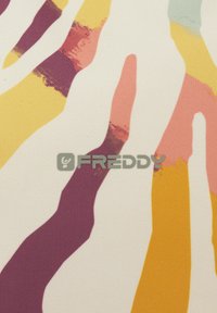 Tessuto multicolore caratterizzato da strisce astratte in rosa, viola, giallo e blu con una superficie texturizzata; logo del marchio "FREDDY" al centro.
