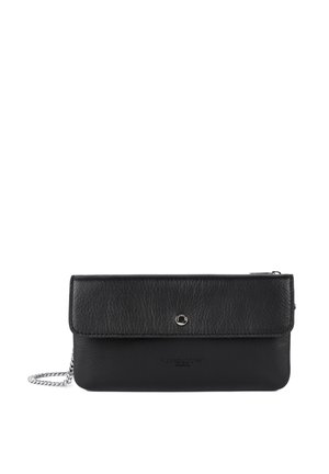 Pochette en cuir noir avec une finition texturée, fermeture à rabat, quincaillerie en argent et une bandoulière à chaîne détachable. Présente un branding en relief.