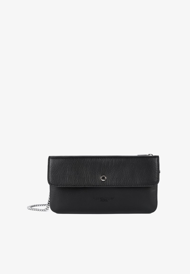 Clutch in pelle nera con finitura testurizzata, chiusura a patta, hardware in argento e tracolla rimovibile. Presenta un brandeno impresso.