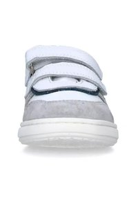 Sneaker bianco e grigio con una parte superiore in pelle liscia, cinturini in velcro, suola testurizzata e design della punta arrotondata.