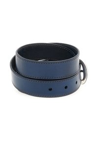 Cintura in pelle blu navy caratterizzata da una superficie liscia, fibbia in tono argento e cuciture visibili con diversi fori di regolazione.