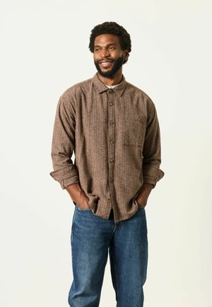 FatFace, TALL FIT - LONG SLEEVE RELAXED FIT HERRINGBONE STRIPE BRUSHED SHIRT - Shirt - brown