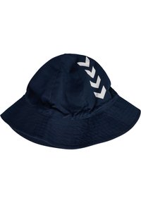 Marinblå bucket hat tillverkad av lättviktig tyg, med en bred brätte och ett framträdande vitt chevronmönster på sidan.