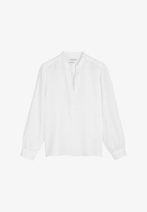 Witte linnen overhemd met lange mouwen en een bandkraag en sluiting, heeft geplooide schouders en taps toelopende manchetten, gladde textuur.