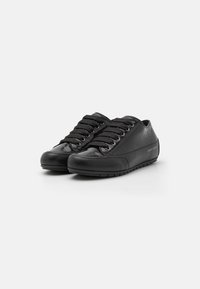 Schwarze Sneaker aus glattem Leder mit einem niedrigen Design, runder Zehenpartie und strukturierten Akzenten. Mit schwarzen Schnürsenkeln und Gummisohlen.