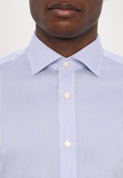 Camicia a righe con strisce verticali azzurre e bianche, colletto button-down e due bottoni bianchi sulla patta.