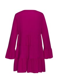 Vestido fucsia con largas mangas acampanadas, diseño de volantes en capas y escote redondeado. Tejido suave de un solo color y sin patrones.