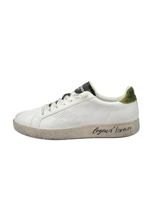 Sneaker bianca bassa con chiusura frontale con lacci, lati traforati, etichetta sulla linguetta nera, toppa verde sul tallone e testo "Legend forever" sulla suola sporca.
