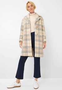 Manteau en laine mélangée avec un motif carreaux beige et bleu clair, doté d'un col cranté, d'une fermeture à boutons et de deux poches latérales.
