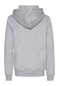 Grå hettegenser laget av myk stoff med en stor hette, ribbestrikkede mansjetter og kant. Har et enkelt design uten mønstre eller detaljer.